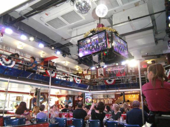 Interior animado do bar Stardust, na Broadway, em Nova Iorque, nos Estados Unidos